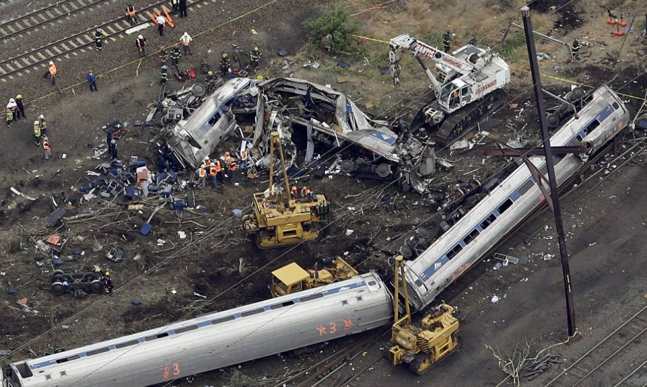 Εκτροχιασμός τρένου στη Φιλαδέλφεια: Επτά οι νεκροί - Βρέθηκε το μαύρο κουτί (vid & pics)