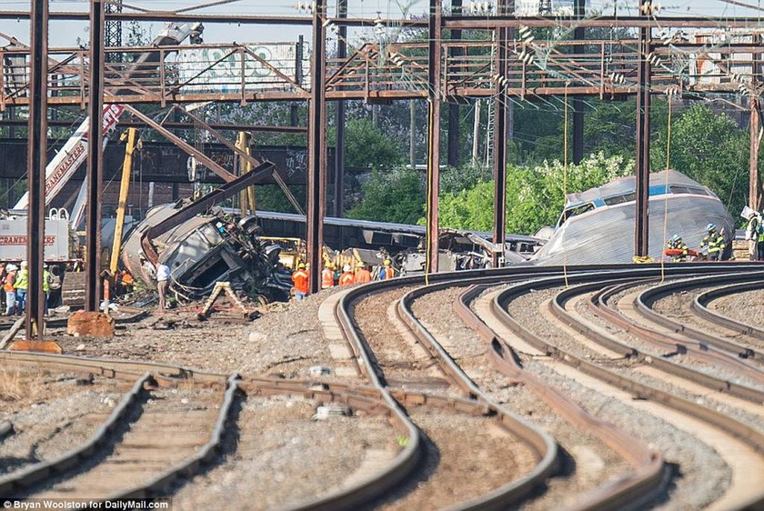Εκτροχιασμός τρένου: Έρευνα για τα αίτια του δυστυχήματος – Βρέθηκε το μαύρο κουτί (vid & pics)