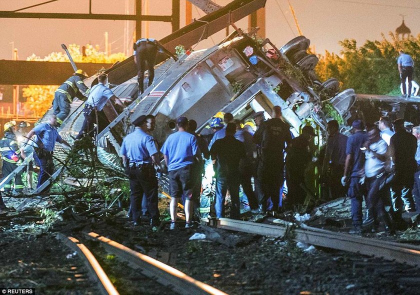 Εκτροχιασμός τρένου: Έρευνα για τα αίτια του δυστυχήματος – Βρέθηκε το μαύρο κουτί (vid & pics)