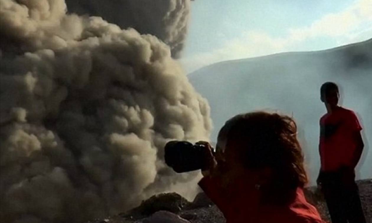 Ηφαίστειο εκρήγνυται σε απόσταση αναπνοής από αμέριμνους τουρίστες (video)
