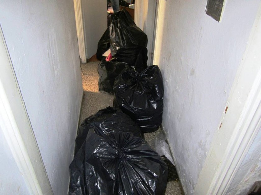 Βύρωνας: Εντοπίστηκε διαμέρισμα με χιλιάδες προϊόντα παρεμπορίου (photos)