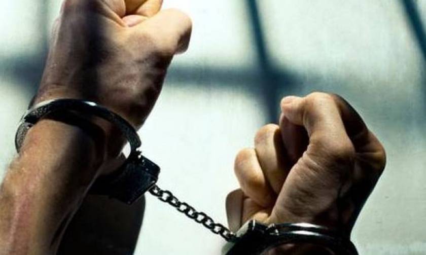Κόρινθος: Συνελήφθη για κατοχή λαθραίων τσιγάρων και ποσότητα ειδών λιανεμπορίου