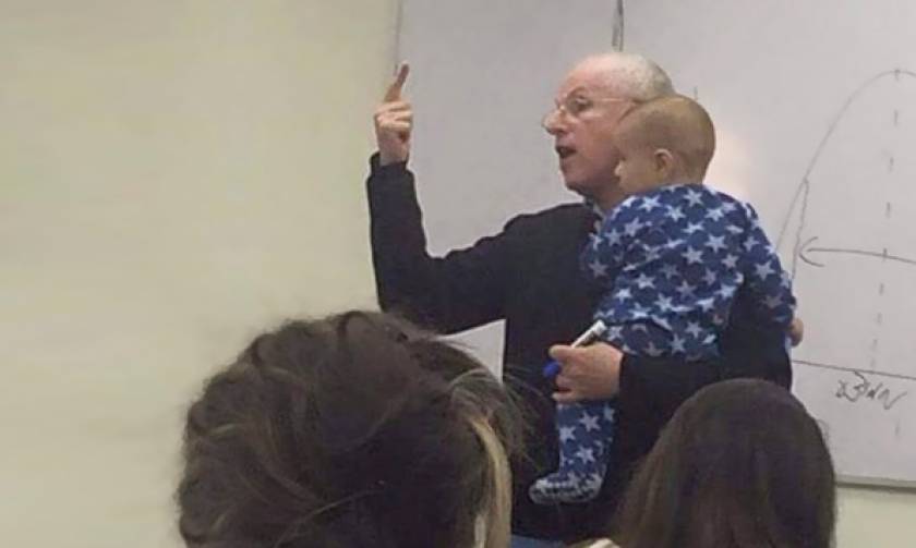 Δείτε την αντίδραση ενός καθηγητή όταν το μωρό της φοιτήτριάς του άρχισε να κλαίει (pics)