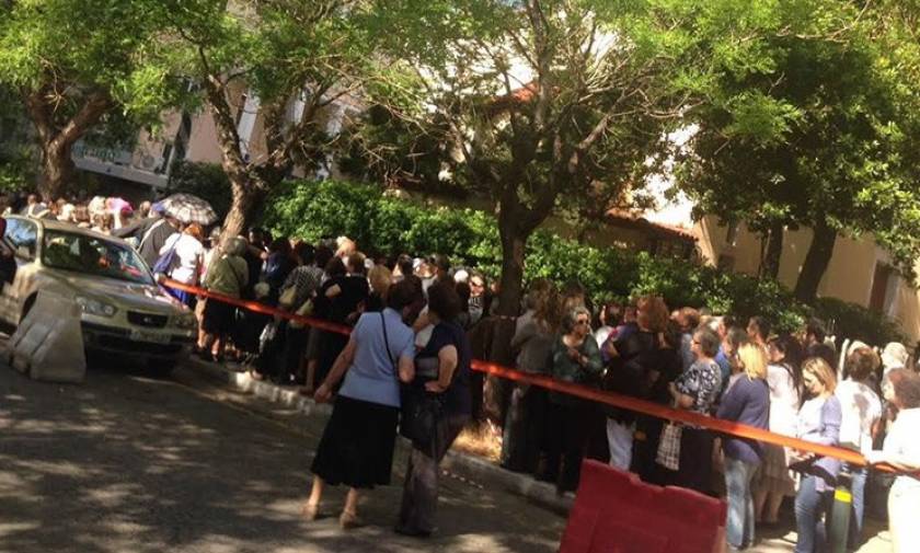 Εκατοντάδες πιστοί περιμένουν και σήμερα να προσκυνήσουν το λείψανο της Αγίας Βαρβάρας
