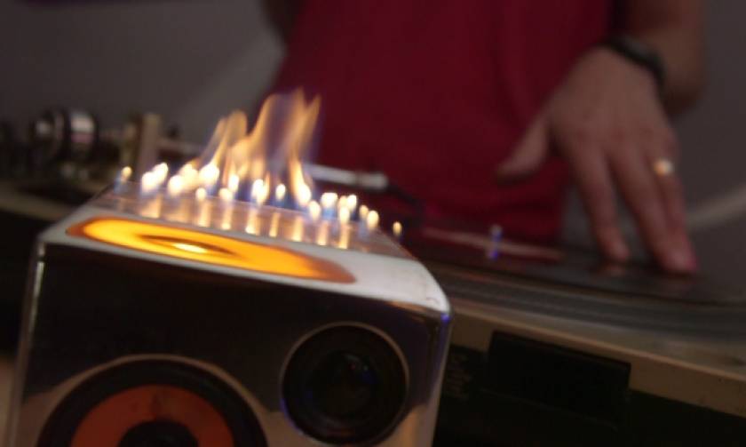 Το πρωτοποριακό ηχείο Sound Torch βάζει φωτιά και στο Kickstarter!