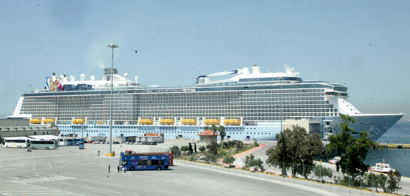 Στον Πειραιά το 3ο μεγαλύτερο κρουαζιερόπλοιο του κόσμου με 5.000 επιβάτες! (Photos και Video)