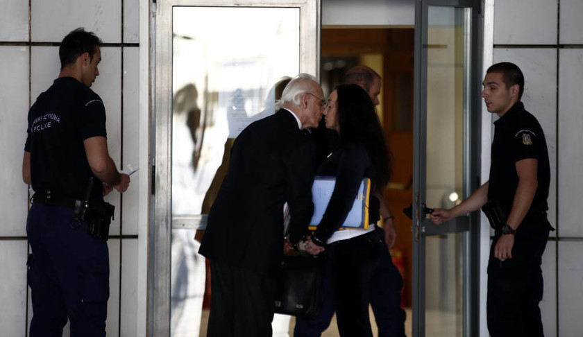 Το φιλί Τσοχατζόπουλου – Σταμάτη έξω από το δικαστήριο (pics)