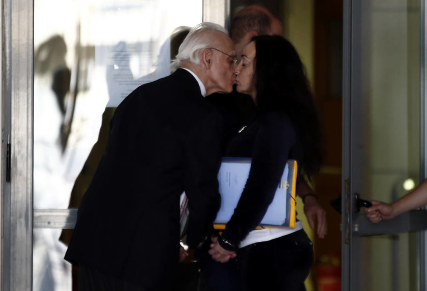 Το φιλί Τσοχατζόπουλου – Σταμάτη έξω από το δικαστήριο (pics)