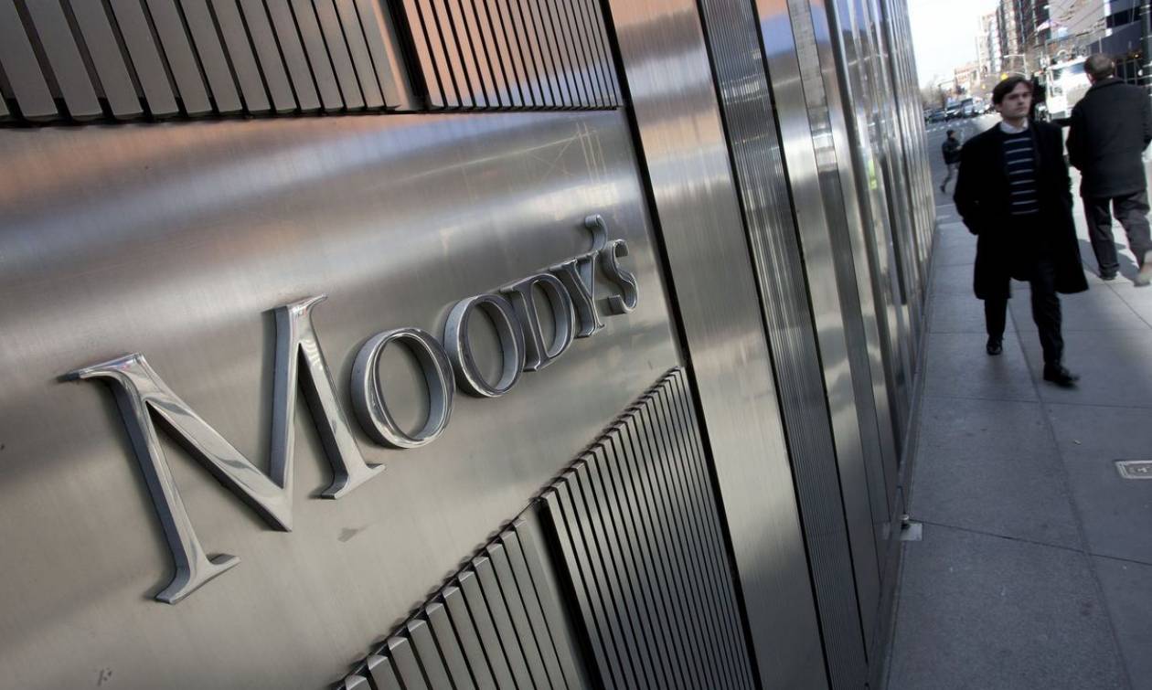 Ενώ η ΕΚΤ συνεδριάζει, η Moody's εκφοβίζει