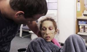 Η δραματική έκκληση της ηθοποιού που αργοπεθαίνει από ανορεξία (video)