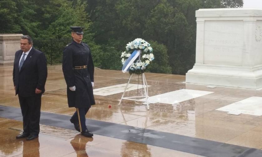 Καμμένος: Κατέθεσε στεφάνι στο μνημείο του Αγνώστου Στρατιώτη στο Άρλιγκτον