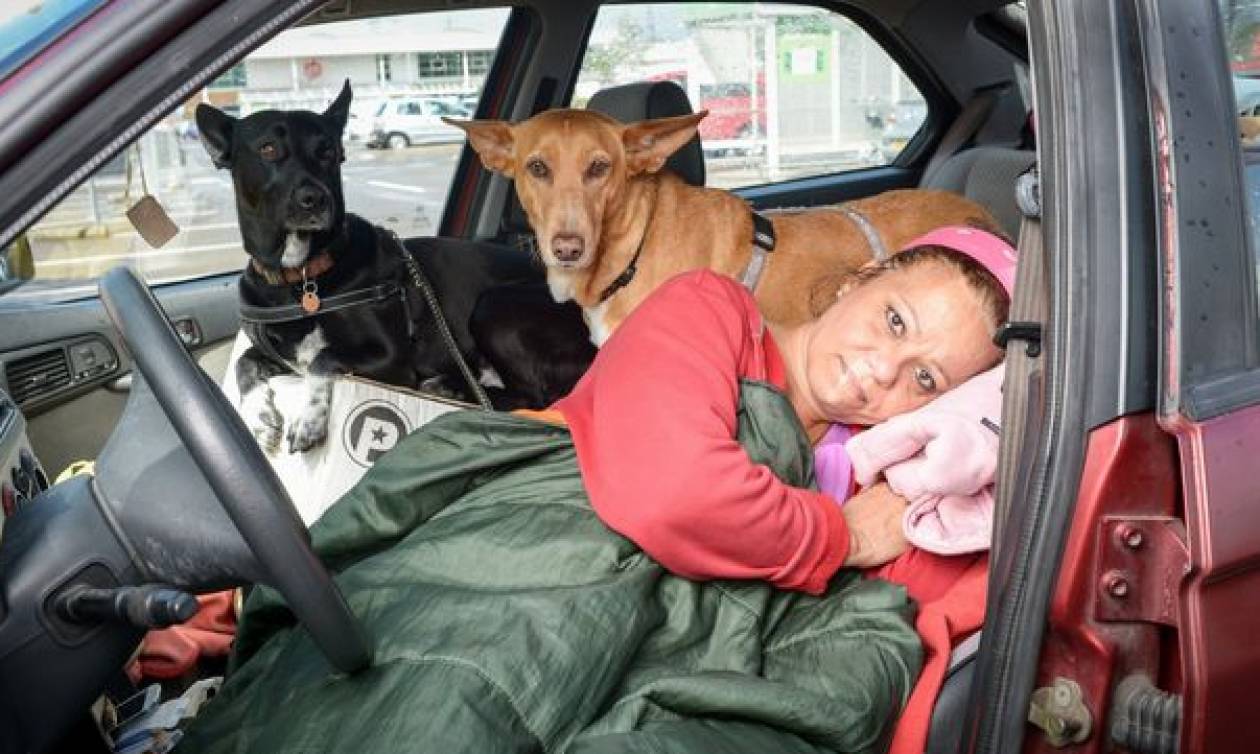 Βρετανία: Έμεινε άστεγη γιατί αρνήθηκε να εγκαταλείψει τα σκυλιά της (video & pics)