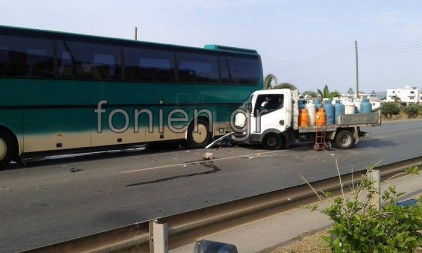 Κρήτη: Φορτηγό με φιάλες υγραερίου έπεσε σε λεωφορείο (photos)