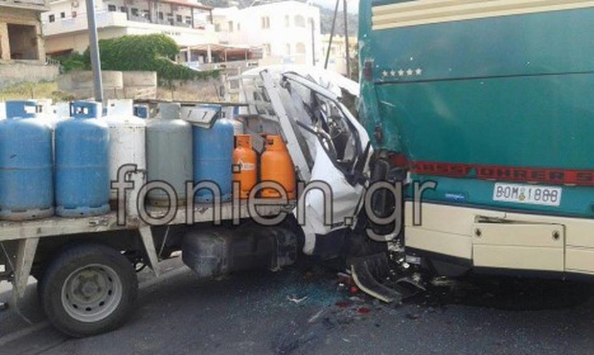Κρήτη: Φορτηγό με φιάλες υγραερίου έπεσε σε λεωφορείο (photos)