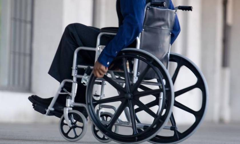 Ηράκλειο: Χαμός στο αεροδρόμιο – «Ανάπηρος» σηκώθηκε και περπάτησε