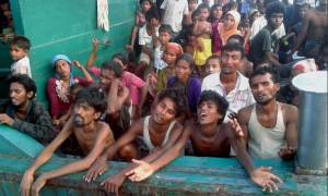 Ινδονησία: Νήπιο διασώθηκε από βάρκα μεταναστών Ροχίνγκια για να εκπνεύσει λίγο μετά