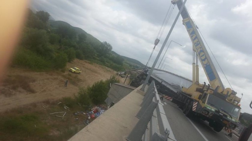 Σοβαρό τροχαίο στην Εγνατία Οδό: Μετέωρη νταλίκα στη γέφυρα του Νέστου (photos)