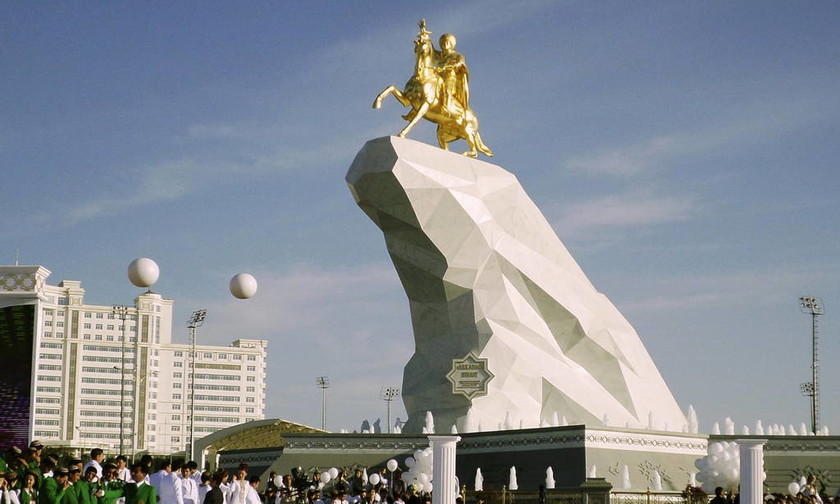 Τουρκμενιστάν: Ο πρόεδρος Μπερντιμουχαμέντοφ απέκτησε το δικό του χρυσό άγαλμα! (pics)