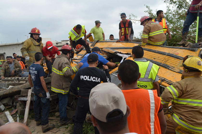 Εικόνες χάους στο Μεξικό: 13 νεκροί από ανεμοστρόβιλο (photos+video)