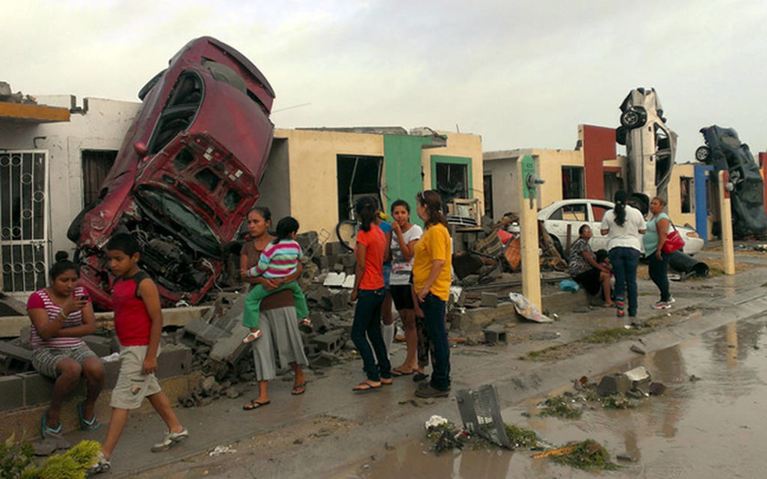 Εικόνες χάους στο Μεξικό: 13 νεκροί από ανεμοστρόβιλο (photos+video)