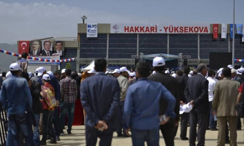 Βίντεο σοκ: Πυροβόλησαν Τουρκάλα υποψήφια - Επεισόδια πριν τα εγκαίνια αεροδρομίου από τον Ερντογάν