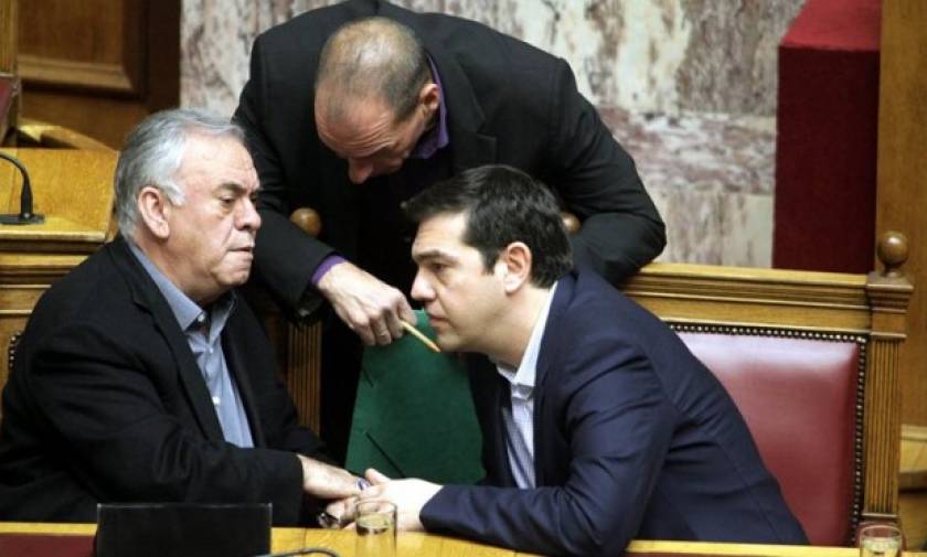 Μεταξύ σφύρας και άκμονος η ελληνική κυβέρνηση