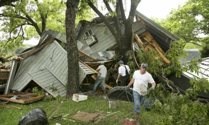 Εικόνες καταστροφής στο Τέξας - Δεκάδες νεκροί και αγνοούμενοι από τις καταρρακτώδεις βροχές (vids)
