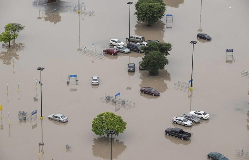 Εικόνες καταστροφής στο Τέξας - Δεκάδες νεκροί και αγνοούμενοι από τις καταρρακτώδεις βροχές (vids)