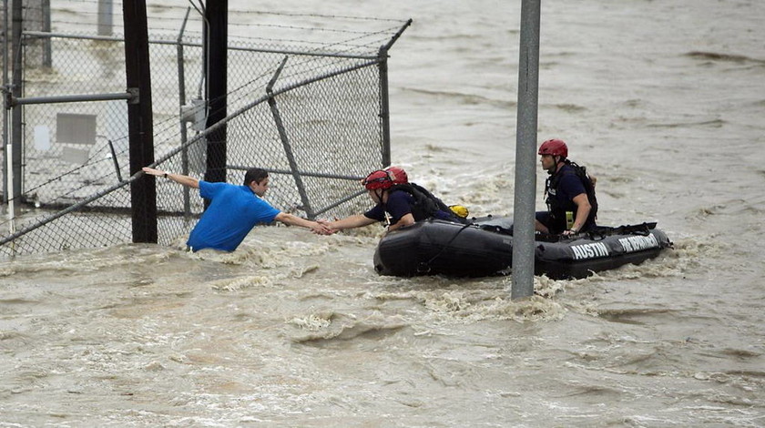 Χάος στο Τέξας και την Οκλαχόμα - Αυξάνεται ο αριθμός των νεκρών από τις πλημμύρες (photos)