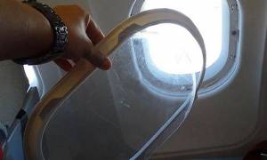 Τρόμος στον αέρα: Επιβάτης έβγαλε με απίστευτη ευκολία παράθυρο αεροπλάνου (video)