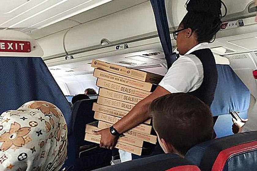 Πιλότος κέρασε... πίτσες όλους τους επιβάτες λόγω της καθυστέρησης 