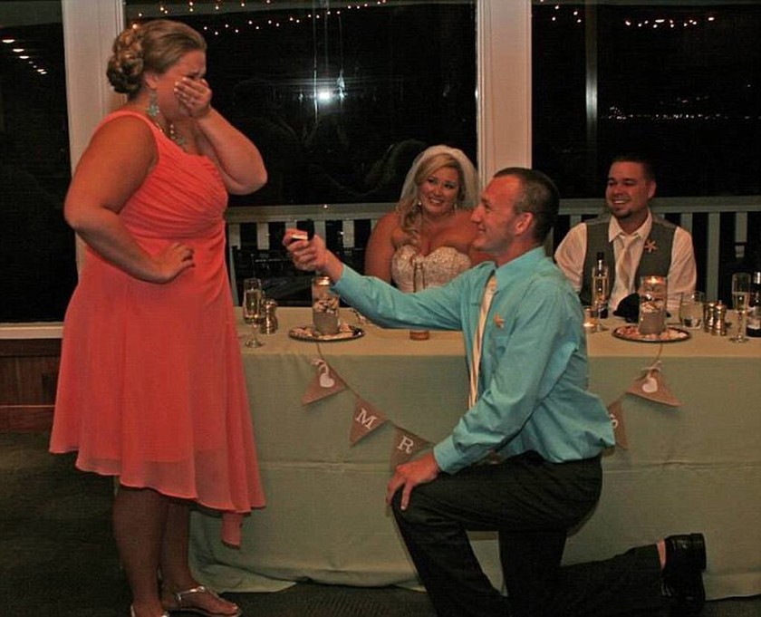 Η φωτογραφία που εξόργισε το διαδίκτυο: Πρόταση γάμου μπροστά σε νεόνυμφους!