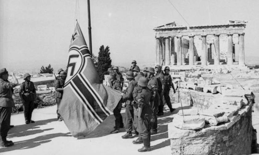Σαν σήμερα το 1941 Γλέζος και Σάντας κατεβάζουν την ναζιστική σημαία από την Ακρόπολη