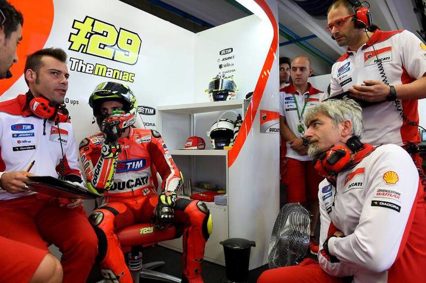 MotoGP Μουτζέλο: Ο Andrea Iannone στην pole position (photos)