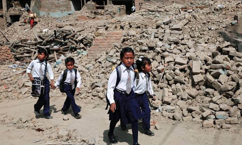 Άνοιξαν τα σχολεία στο Νεπάλ ένα μήνα μετά τον σεισμό