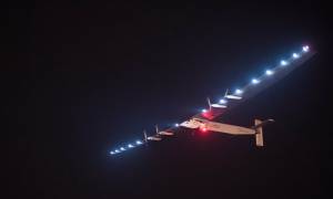 Το ηλιακό αεροσκάφος Solar Impulse 2 απογειώθηκε για ένα μακρύ ταξίδι πάνω από τον Ειρηνικό (pic)