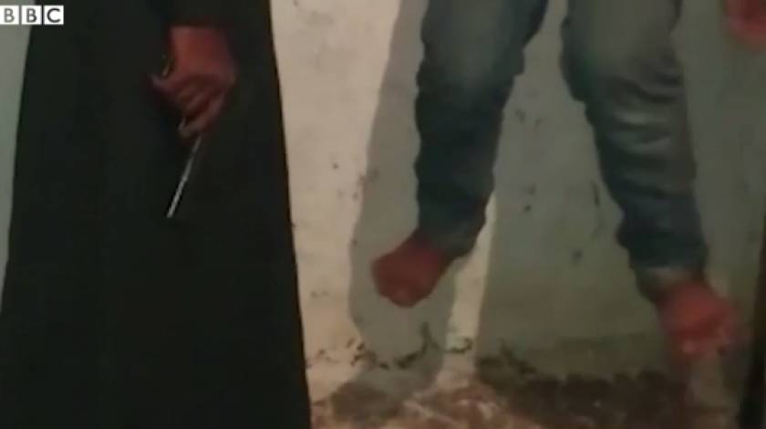 Βίντεο - σοκ: Τζιχαντιστές βασανίζουν 14χρονο αγόρι στη Συρία