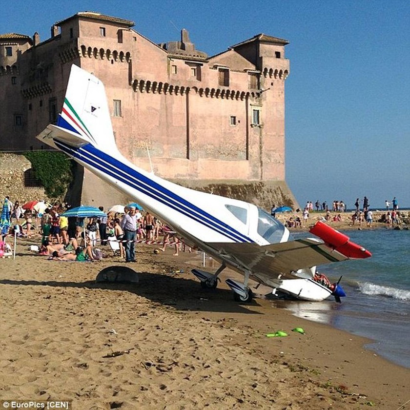 Πανικός στην Ιταλία: Μικρό αεροπλάνο έπεσε σε παραλία γεμάτη τουρίστες (Photos&video)
