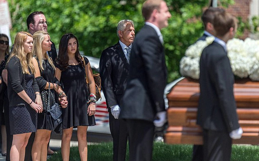 Θρήνος στην κηδεία της οικογένειας των ομογενών στις ΗΠΑ (photos) 