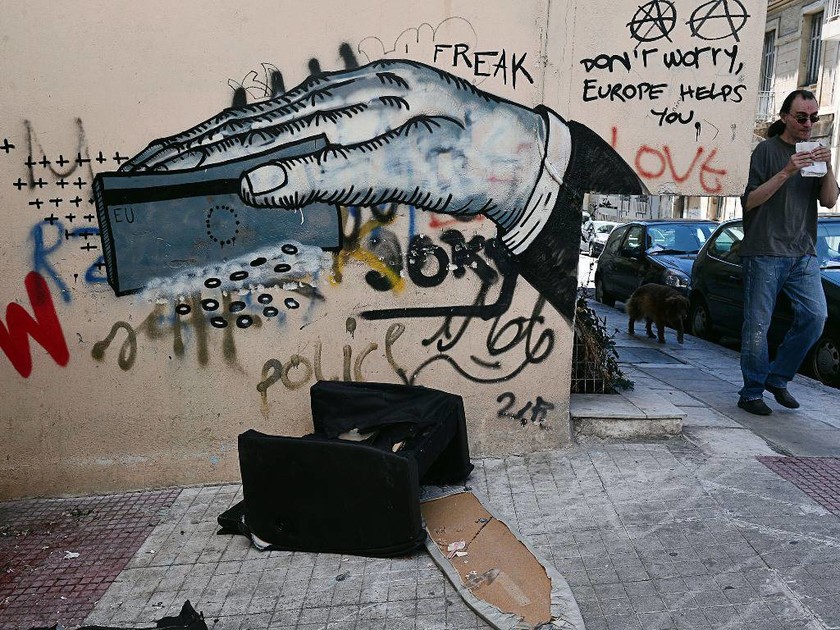 Bloomberg: Οι Έλληνες «ζωγραφίζουν» την κρίση