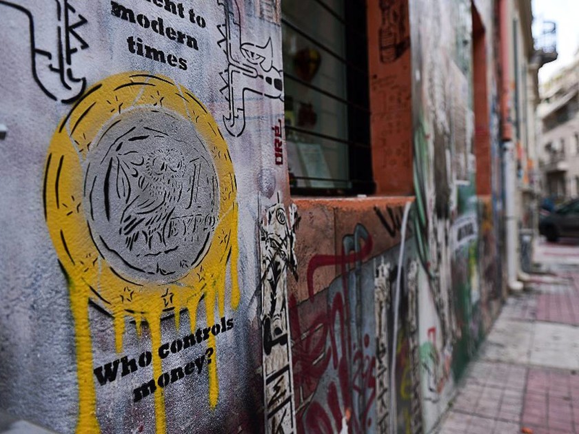 Bloomberg: Οι Έλληνες «ζωγραφίζουν» την κρίση