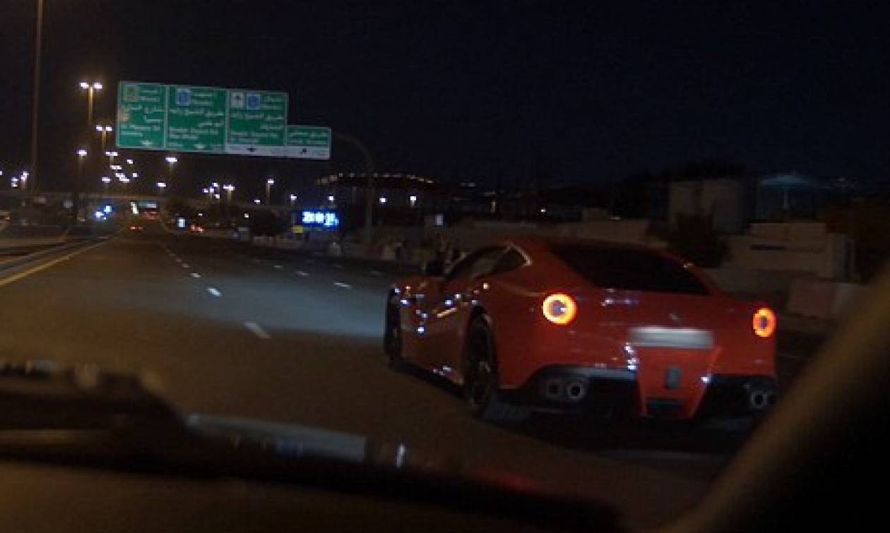Ferrari προσκρούει σε διάζωμα στους δρόμους του Ντουμπάι (video)