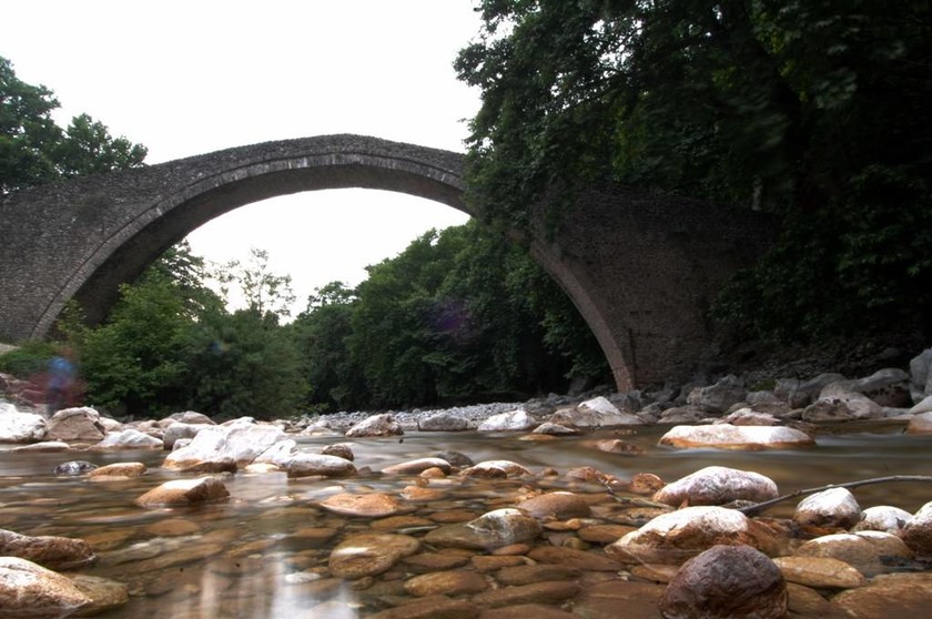 Μια βόλτα στο πέτρινο γεφύρι των Τρικάλων (photos)