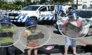 Σάλος στην Πορτογαλία: Μικρά παιδιά σε ρόλο αστυνομικών και διαδηλωτών (video)