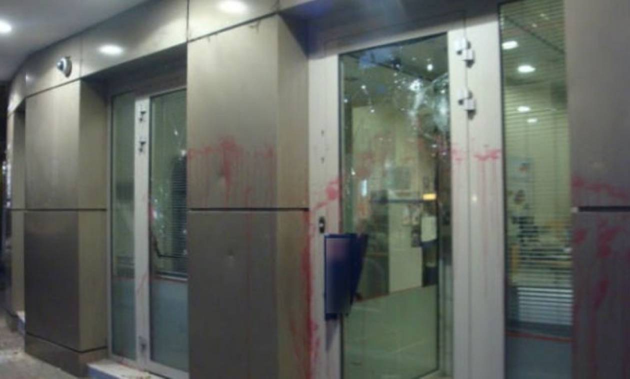 Επιθέσεις κουκουλοφόρων σε υποκαταστήματα τραπεζών της Πάτρας