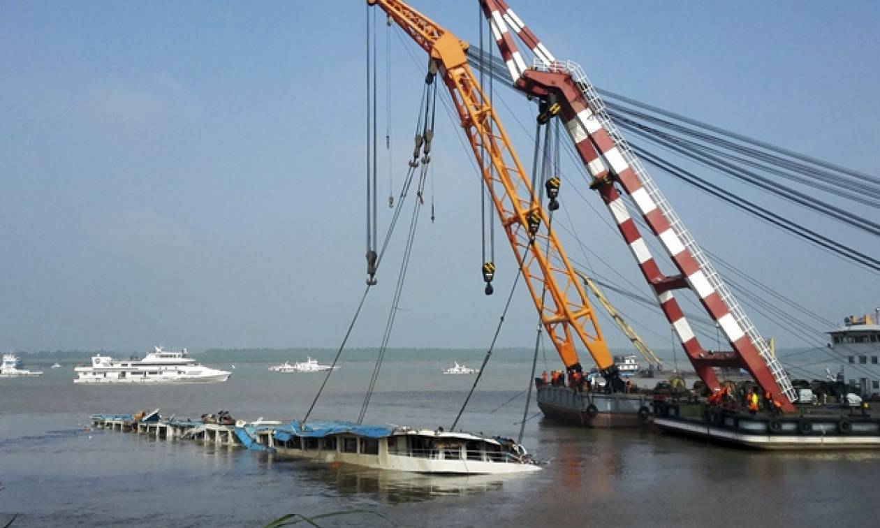 Κίνα: Επανέφεραν στην κανονική του θέση το πλοίο - Εκατοντάδες νεκροί (vids)