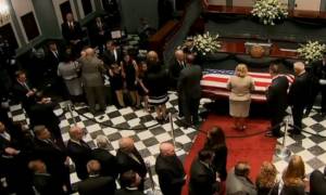 Συντετριμμένος ο Μπάιντεν στην κηδεία του γιου του (video)