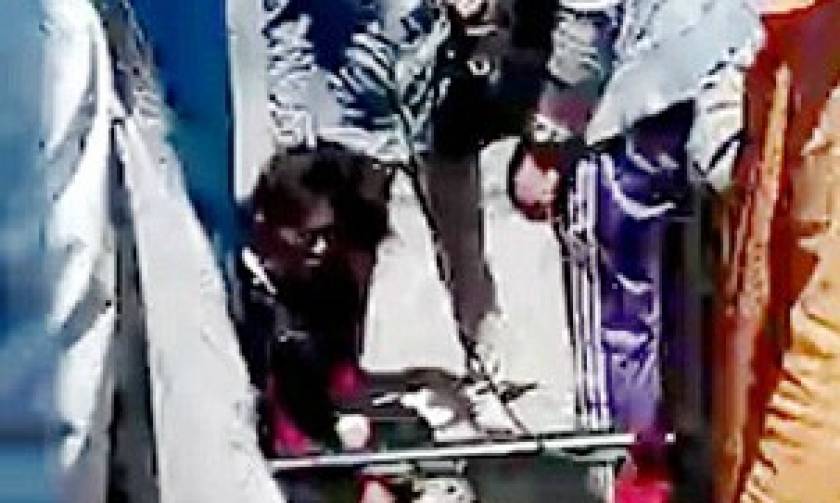 Βίντεο-σοκ: Επιτέθηκε στην ίδια της τη μητέρα στη μέση του δρόμου