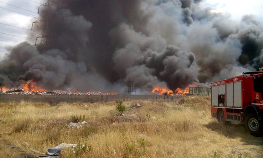 Ασπρόπυργος: Συνεχίζεται η μάχη με τις φλόγες (pics)