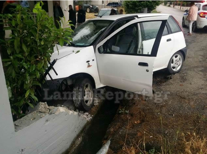 Λαμία: Αυτοκίνητο εισέβαλε σε αυλή σπιτιού (photos)